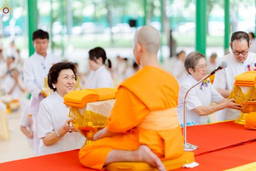 ภาพ No.227695:วันเสาร์ที่ 31 พฤษภาคม พ.ศ.2568 พิธีถวายผ้าไตรแด่สามเณรผู้เข้ารับการอุปสมบท , พิธีอุปสมบทสามเณรเตรียม DCI วัดพระธรรมกาย จ.ปทุมธานี