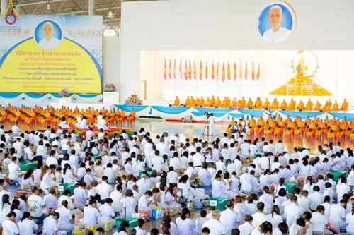 ภาพ No.221971:วันที่ 4 พฤษภาคม พ.ศ. 2568 พิธีตักบาตร เนื่องในวันอาทิตย์ต้นเดือน ณ บ้านแก้วเรือนทองคุณยายฯ วัดพระธรรมกาย