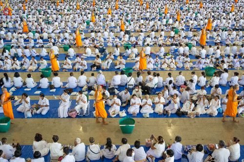 ภาพ No.89443:พิธีตักบาตร ข้าวสารอาหารแห้ง พิธีบูชาข้าวพระ และพิธีจุดเทียนใจ ไฟนิรันดร์  อนันตชัย ณ สภาธรรมกายสากล วัดพระธรรมกาย วันอาทิตย์ที่ 1 ตุลาคม พ.ศ. 2566