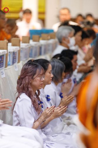 ภาพ No.202153:พิธีเจริญพระพุทธมนต์ ปฏิบัติธรรม มอบทุนการศึกษา ถวายสังฆทาน 108 วัด เพื่อถวายเป็นพุทธบูชา และขับเคลื่อนโครงการหมู่บ้านรักษาศีล 5 โดยคณะสงฆ์จังหวัดนครปฐม คณะศิษยานุศิษย์วัดพระธรรมกาย โครงการธรรมยาตรา ปีที่ 13 ณ วัดบางปลา อำเภอบางเลน จังหวัดนครปฐม