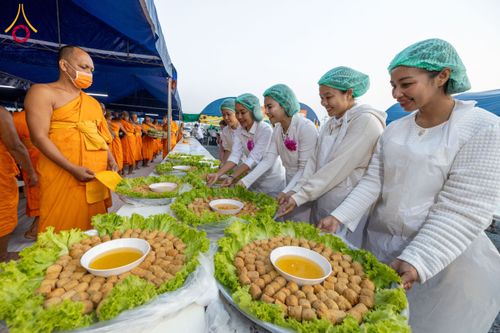 ภาพ No.201799:พิธีถวายภัตตาหารเป็นสังฆทาน แด่พระธรรมยาตรา ณ อนุสรณ์สถานบางปลา วัดบางปลา อำเภอบางเลน จังหวัดนครปฐม ในโครงการธรรมยาตรา กตัญญูบูชา มหาปูชนียาจารย์ พระมงคลเทพมุนี(สด จนฺทสโร) พระผู้ปราบมาร อนุสรณ์สถาน 7 แห่ง ปีที่ 13 วันที่ 26 มกราคม พ.ศ. 2568