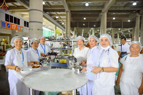 ภาพ No.219399:วันอังคารที่ 22 เมษายน พ.ศ. 2568 พิธีมอบปัจจัยช่วยเหลือครู 4 จังหวัดชายแดนภาคใต้ , พิธีกล่าวคำถวายอุปกรณ์ เพื่อเตรียมการต้อนรับคณะสงฆ์ฯ , พิธีกล่าวคำถวายภัตตาหารเป็นสังฆทาน , คณะสงฆ์ฉันภัตตาหารเพล  เนื่องในวันคุ้มครองโลก พิธีถวายมหาสังฆทานแด่คณะสงฆ์