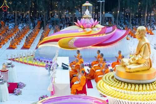 ภาพ No.190103:พิธีจุดประทีปถวายเป็นพุทธบูชา และบูชาธรรมมหาปูชนียาจารย์ ณ อนุสรณ์สถานมหาวิหารพระมงคลเทพมุนี (โลตัสแลนด์) อ.สองพี่น้อง จ.สุพรรณบุรี ในโครงการธรรมยาตรา กตัญญูบูชา มหาปูชนียาจารย์ พระมงคลเทพมุนี(สด จนฺทสโร) พระผู้ปราบมาร อนุสรณ์สถาน 7 แห่ง ปีที่ 13