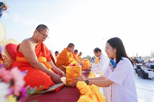 ภาพ No.180414:พิธีตักบาตรพระ ๑,๐๐๐ รูป ฉลองเมืองลำปาง ๑,๓๔๔ ปี วันเสาร์ที่ ๗ ธันวาคม พ.ศ. ๒๕๖๗ ณ ลานพระบรมราชานุสาวรีย์ พระนเรศวรมหาราช อ.เกาะคา จ.ลำปาง