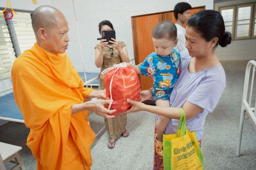 ภาพ No.220300:วันที่ 17 เมษายน พ.ศ. 2568 ผู้แทนวัดพระธรรมกาย ลงพื้นที่เยียวยา ซับน้ำตาเหยื่อแผ่นดินไหวมัณฑะเลย์