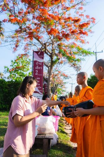 ภาพ No.57843:กิจกรรมบิณฑบาตของสามเณร โครงการบรรพชาสามเณร ฟื้นฟูพระพุทธศาสนาทั่วไทย ธุดงคสถานชลบุรี ณ ชุมชนบ้านห้วยเหียน ตำบลบ่อวิน  อำเภอศรีราชา จังหวัดชลบุรี วันที่ 27 เมษายน พ.ศ. 2567