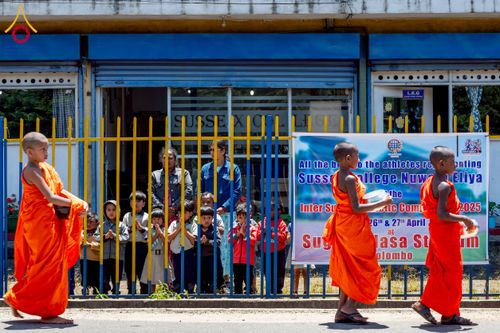 ภาพ No.225648:วันที่ 5 พฤษภาคม พ.ศ. 2568 พิธีบิณฑบาตรอบเมืองนูวราอิลิย่า ฉลองเทศกาลวิสาขบูชา แห่งชาติประเทศศรีลังกา