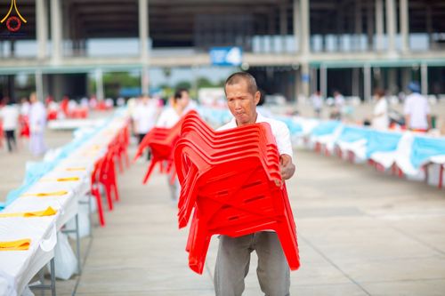 ภาพ No.218451:วันที่ 15 - 18 เมษายน พ.ศ. 2568 การเตรียมภาชนะสำหรับถวายภัตตาหาร , การจัดโต๊ะเก้าอี้ในลานธรรม , การแพ็คพัสดุงานต้อนรับ เพื่องานวันคุ้มครองโลก 22 เมษายน พ.ศ.2568 วัดพระธรรมกาย