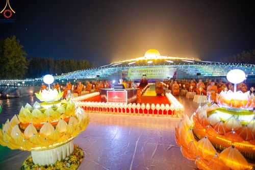 ภาพ No.170293:พิธีลอยกระทงธรรม ณ สระเศรษฐีทะเลบุญ มหาวิหารพระมงคลเทพมุนีฯ วัดพระธรรมกาย วันศุกร์ที่ 15 พฤศจิกายน พ.ศ.2567 (วันเพ็ญ 15 ค่ำ เดือน 12)