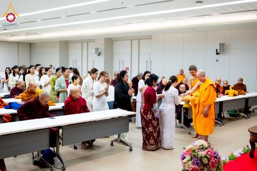 ภาพ No.222654:วันที่ 23 เมษายน พ.ศ. 2568 หลวงพ่อทัตตชีโวต้อนรับคณะสงฆ์เมียนมาร์ ณ อาคาร 100 ปี คุณยายมหารัตนอุบาสิกาจันทร์ ขนนกยูง วัดพระธรรมกาย