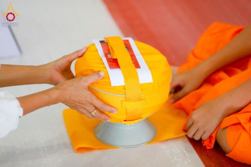 ภาพ No.134973:พิธีถวายบาตรแด่นาคธรรมทายาท ในโครงการบรรพชาสามเณรฟื้นฟูพระพุทธศาสนาทั่วไทย ณ สภาธรรมกายสากล วัดพระธรรมกาย จ.ปทุมธานี วันเสาร์ที่ 6 เมษายน พ.ศ. 2567