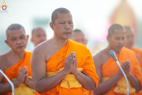 ภาพ No.201022:พิธีตักบาตรพระธรรมยาตรา ณ อนุสรณ์สถานลำดับที่ 5 สถานที่เผยแผ่วิชชาธรรมกายครั้งแรก อนุสรณ์สถานบางปลา วัดบางปลา อำเภอบางเลน จังหวัดนครปฐม ในโครงการธรรมยาตรา กตัญญูบูชา มหาปูชนียาจารย์ พระมงคลเทพมุนี(สด จนฺทสโร) พระผู้ปราบมาร อนุสรณ์สถาน 7 แห่ง ปีที่ 13