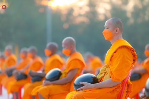 ภาพ No.110239:พิธีตักบาตรพระธรรมยาตราฯ ในโครงการธรรมยาตรากตัญญูบูชา มหาปูชนียาจารย์ พระมงคลเทพมุนี(สด จนฺทสโร) พระผู้ปราบมาร ปีที่ 12 ณ อนุสรณ์สถานลำดับที่ 2 สถานที่ตั้งมโนปณิธานบวชตลอดชีวิต อนุสรณ์สถานบางนางแท่น จ.นครปฐม วันที่ 11 มกราคม พ.ศ. 2567