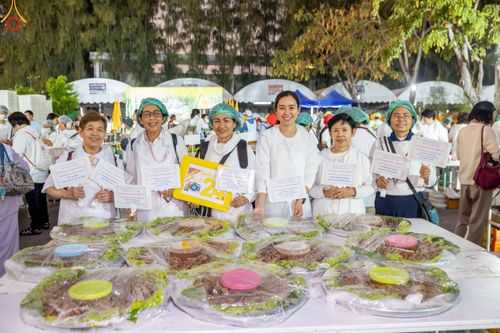 ภาพ No.190461:สาธุชนถวายภัตตาหารเป็นสังฆทาน แด่พระธรรมยาตรา ณ อนุสรณ์สถานมหาวิหารพระมงคลเทพมุนี (โลตัสแลนด์) อ.สองพี่น้อง จ.สุพรรณบุรี ในโครงการธรรมยาตรา กตัญญูบูชา มหาปูชนียาจารย์ พระมงคลเทพมุนี(สด จนฺทสโร) พระผู้ปราบมาร แห่ง ปีที่ 13 วันที่ 7 มกราคม พ.ศ.2568