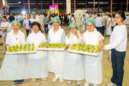 ภาพ No.202299:พิธีถวายภัตตาหารเป็นสังฆทาน แด่พระธรรมยาตรา ณ วัดพระธรรมกาย ตำบลคลองสาม อำเภอคลองหลวง จังหวัดปทุมธานี ในโครงการธรรมยาตรา กตัญญูบูชา มหาปูชนียาจารย์ พระมงคลเทพมุนี(สด จนฺทสโร) พระผู้ปราบมาร อนุสรณ์สถาน 7 แห่ง ปีที่ 13 วันที่ 27 มกราคม พ.ศ. 2568