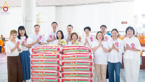 ภาพ No.268301:วันที่ 8 พฤศจิกายน พ.ศ. 2568 พิธีถวายภัตตาหารเมนูสวรรค์ เพื่อการบรรลุธรรม ณ หอฉันคุณยายอาจารย์ฯ วัดพระธรรมกาย