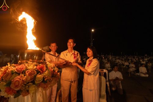 ภาพ No.175942:พิธีจุดประทีปโคมลาน, โคมลอยและลอยกระทง ถวายประทีปเป็นพุทธบูชา สร้างความสว่างไสวให้กับแผ่นดินด้วยแสงธรรม วันที่ 15 พฤศจิกายน พ.ศ. 2567 ณ พุทธอุทยานนานาชาติ อ.โพนพิสัย จ.หนองคาย