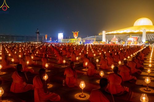 ภาพ No.122215:พิธีจุดประทีปถวายเป็นพุทธบูชา และบูชาธรรมมหาปูชนียาจารย์ พระมงคลเทพมุนี(สด จนฺทสโร) ในโครงการธรรมยาตรา กตัญญูบูชา มหาปูชนียาจารย์ พระมงคลเทพมุนี(สด จนฺทสโร) พระผู้ปราบมาร อนุสรณ์สถาน 7 แห่ง ปีที่ 12 วันที่ 31 มกราคม พ.ศ. 2567 ณ วัดพระธรรมกาย จ.ปทุมธานี (