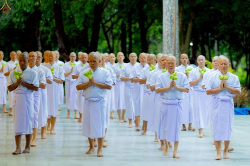 ภาพ No.228854:วันเสาร์ที่ 14 มิถุนายน พ.ศ. 2568 พิธีเวียนประทักษิณ , พิธีขอขมารับผ้าไตร ในโครงการบรรพชาอุปสมบทหมู่ ผู้บริหารรุ่นที่ 15 และ อุดมศึกษา รุ่นที่ 52 ณ โบสถ์พระไตรปิฎก วัดพระธรรมกาย