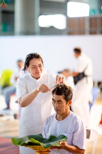 ภาพ No.242952:วันที่ 31 สิงหาคม พ.ศ. 2568 พิธีตัดปอยผมและปลงผม โครงการอุปสมบทหมู่บูชาธรรม ครบรอบ 108 ปี วันครูผู้ค้นพบวิชชาธรรมกาย ณ วัดพระธรรมกาย