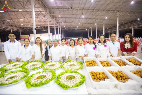 ภาพ No.203191:พิธีถวายภัตตาหารเป็นสังฆทาน แด่พระธรรมยาตรา ณ วัดพระธรรมกาย ตำบลคลองสาม อำเภอคลองหลวง จังหวัดปทุมธานี ในโครงการธรรมยาตรา กตัญญูบูชา มหาปูชนียาจารย์ พระมงคลเทพมุนี(สด จนฺทสโร) พระผู้ปราบมาร อนุสรณ์สถาน 7 แห่ง ปีที่ 13 วันที่ 29 มกราคม พ.ศ. 2568