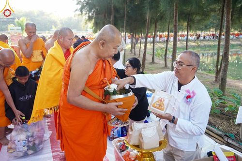 ภาพ No.104997:พิธีตักบาตรพระ ๑,๐๐๐ รูป ฉลองเมืองลำปาง ๑,๓๔๓ ปี วันเสาร์ที่ ๓๐ ธันวาคม พ.ศ. ๒๕๖๖ ณ ศูนย์ปฏิบัติธรรมลำปาง อำเภอเมือง จังหวัดลำปาง