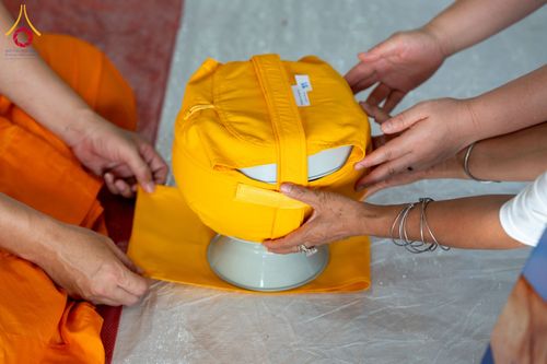 ภาพ No.62554:พิธีถวายบาตรเเละไทยธรรม ในโครงการอุปสมบทหมู่ บูชาธรรมหลวงพ่อธัมมชโย พ.ศ.2567 ณ ลานธรรม พระมหาธรรมกายเจดีย์ วันที่ 13 เมษายน พ.ศ.2567