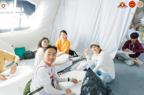 ภาพ No.224736:วันที่ 11 -12 พฤษภาคม พ.ศ. 2568 คณะพระอาจารย์ เจ้าหน้าที่ อาสาสมัคร นักศึกษา ทั้งชาวอินโดนีเซีย และชาวไทย ร่วมแรงร่วมใจ เตรียมงาน เก็บงาน ในวันวิสาขบูชา ณ พระมหาเจดีย์บรมพุทโธ ประเทศอินโดนีเซีย