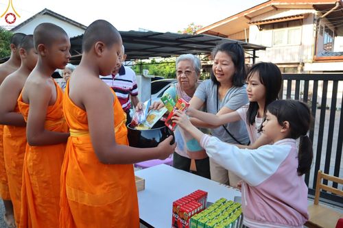 ภาพ No.61065:สามเณรออกบิณฑบาต และกิจกรรมอบรมสามเณร ในโครงการบรรพชาสามเณรฟื้นฟู พระพุทธศาสนาทั่วไทย ณ ศูนย์อบรมที่พักสงฆ์บ้านร่มเย็น จ.นราธิวาส วันที่ 2-15 เมษายน พ.ศ. 2567