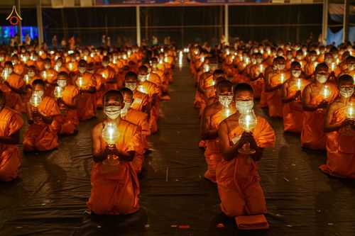 ภาพ No.76551:คณะสงฆ์และสามเณรบังกลาเทศ ปฎิบัติธรรมและจุดโคมประทีปถวายเป็นพุทธบูชา วันที่ 17 กุมภาพันธ์ พ.ศ. 2566