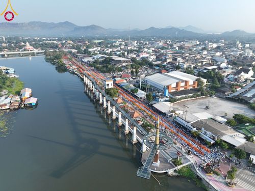 ภาพ No.101761:ตักบาตรพระ 10,000 รูป เติมบุญให้แผ่นดิน เนื่องในโอกาส 192 ปี จังหวัดกาญจนบุรี หนึ่งในโครงการตักบาตรพระ 2,000,000 รูป  77 จังหวัดทุกวัดทั่วไทย วันจันทร์ที่ 11 ธันวาคม พ.ศ. 2566 บริเวณถนนสองแคว (SKY WALK) เมืองกาญจนบุรี