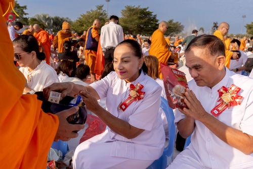 ภาพ No.276910:วันเสาร์ที่ 6 ธันวาคม พ.ศ. 2568 พิธีตักบาตรพระ 1,000 รูป อุทิศถวายพระราชกุศลสมเด็จพระนางเจ้าสิริกิติ์ พระบรมราชินีนาถ พระบรมราชชนนี พันปีหลวง และ ทำบุญเมืองลำปาง ครบรอบ 1,345 ปี ณ ลานพระบรมราชานุสาวรีย์สมเด็จพระนเรศวรมหาราชนครลำปาง อ.เกาะคา จ.ลำปาง