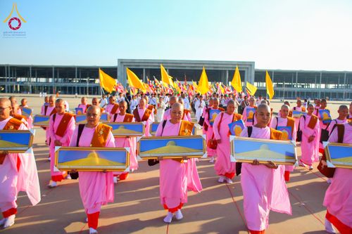 ภาพ No.178191:พิธีทอดผ้าป่าไทย-เมียนมา ครั้งที่ 7 วันอาทิตย์ที่ 1 ธันวาคม พ.ศ.2567 ณ สภาธรรมกายสากล  พระมหาธรรมกายเจดีย์ วัดพระธรรมกาย จ.ปทุมธานี