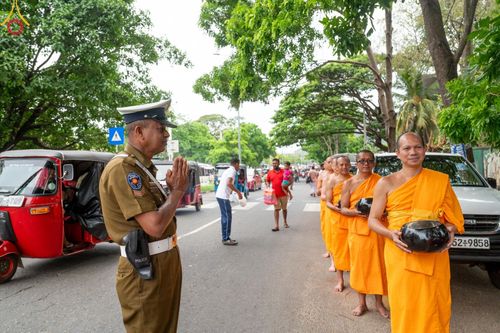 ภาพ No.139409:พิธีตักบาตรรอบเมืองดัมบุลล่า เทศกาลวิสาขบูชาแห่งชาติ ศรีลังกา เมื่อวันที่ 16 พฤษภาคมที่ผ่านมา คณะสงฆ์จากวัดพระธรรมกาย และคณะพระภิกษุสามเณรศรีลังกา ในโครงการสยาม-ลังกา ธรรมยาตรา ฉลองเทศกาลวิสาขบูชาแห่งชาติ ศรีลังกา บูชาธรรม 80 ปีหลวงพ่อธัมมชโย