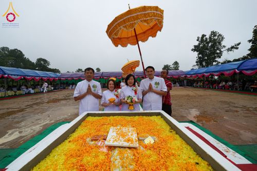 ภาพ No.174094:พิธีวางศิลาฤกษ์มหาสมบัติ โปรยรัตนชาติบ่อมงคลเศรษฐี ติดแผ่นทอง ลูกนิมิต - ช่อฟ้า เพื่อสถาปนาสร้างอุโบสถ บูชาธรรม 80 ปีหลวงพ่อธัมมชโย ณ วัดทุ่งเจริญธรรม อ.อมก๋อย จ.เชียงใหม่ วันที่ 8 พฤศจิกายน พ.ศ. 2567