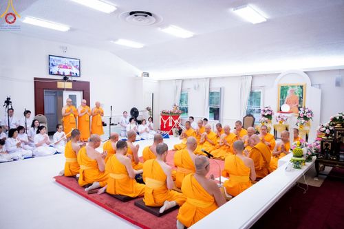 ภาพ No.145003:พิธีบรรพชา และอุปสมบท ธรรมทายาท โดยมี พระเดชพระคุณพระธรรมรัตนาภรณ์ เป็นพระอุปัชฌาย์ ยังความปลื้มปิติใจให้แก่ผู้ปกครอง และคณะญาติมิตร ณ วัดพระธรรมกายนิวเจอร์ซี  ประเทศสหรัฐอเมริกา