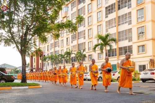 ภาพ No.136040:พระธรรมทายาท โครงการบวชพระนานาชาติ AEC & WAB ผู้บริหารรุ่นที่ 2 บิณฑบาต ณ หอฉันคุณยายอาจารย์ฯ เมืองแก้วมณี หมู่บ้านแก้วพุทธรักษา วันที่ 28 เมษายน พ.ศ. 2567