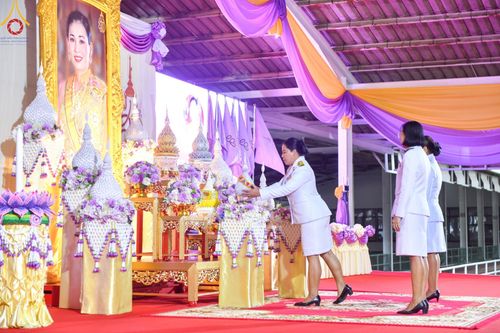 ภาพ No.138957:กิจกรรมเฉลิมพระเกียรติ สมเด็จพระนางเจ้าฯ พระบรมราชินี เนื่องในโอกาสวันเฉลิมพระชนมพรรษา พิธีเจริญพระพุทธมนต์ , ทำบุญตักบาตรพระสงฆ์ ถวายพระราชกุศล , พิธีถวายเครื่องราชสักการะ , และพิธีจุดเทียนถวายพระพรชัยมงคล วันที่ 3 มิถุนายน พ.ศ. 2567 ณ อาคารโถงช้าง วัดพ