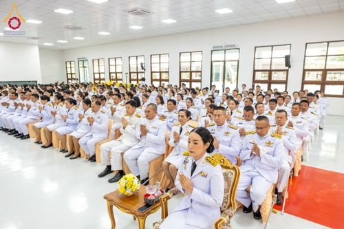 ภาพ No.179592:พิธีเจริญพระพุทธมนต์ พิธีทำบุญตักบาตรถวายพระราชกุศล และพิธีวางพานพุ่มดอกไม้ถวายราชสักการะ  แด่พระบาทสมเด็จพระบรมชนกาธิเบศร มหาภูมิพลอดุลยเดชมหาราช บรมนาถบพิตร เนื่องในวันคล้ายวันพระบรมราชสมภพ วันชาติ และวันพ่อแห่งชาติ วันพฤหัสบดีที่ 5 ธันวาคม พ.ศ. 2567 ณ