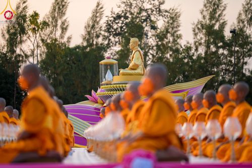 ภาพ No.109569:พิธีจุดประทีปถวายเป็นพุทธบูชา และบูชาธรรมมหาปูชนียาจารย์ วันที่ 10 มกราคม พ.ศ. 2567 ณ อนุสรณ์สถานคลองบางนางแท่น อ.สามพราน จ.นครปฐม