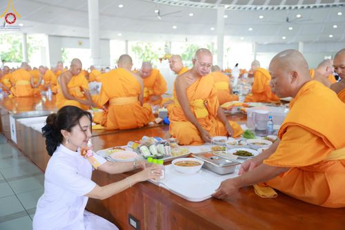 ภาพ No.91546:พิธีบุพเปตพลี ครั้งที่ 142 ร่วมอุทิศบุญแด่หมู่ญาติที่ล่วงลับไปแล้ว และสืบทอดอายุพระพุทธศาสนา วันอาทิตย์ที่ 29 ตุลาคม พ.ศ. 2566 (วันพระขึ้น 15 ค่ำ เดือน 11) ณ หอฉันคุณยายอาจารย์ฯ วัดพระธรรมกาย