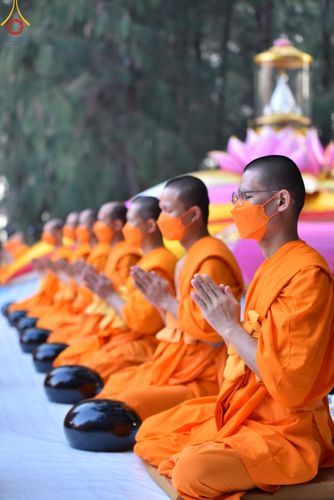 ภาพ No.107371:พิธีตักบาตรพระธรรมยาตราฯ ในโครงการธรรมยาตรากตัญญูบูชา มหาปูชนียาจารย์ พระมงคลเทพมุนี(สด จนฺทสโร) พระผู้ปราบมาร ปีที่ 12 ณ อนุสรณ์สถานมหาวิหารพระมงคลเทพมุนี อ.สองพี่น้อง จ.สุพรรณบุรี วันที่ 7 มกราคม พ.ศ. 2567