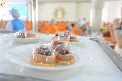 ภาพ No.248519:วันที่ 27 กันยายน พ.ศ. 2568 พิธีถวายเมนูสวรรค์เพื่อการบรรลุธรรม ณ หอฉันคุณยายอาจารย์ฯ วัดพระธรรมกาย