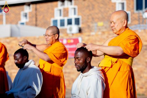 ภาพ No.231157:วันศุกร์ที่ 27 มิถุนายน พ.ศ. 2568 พิธีตัดปอยผมและพิธีปลงผมนาคธรรมทายาทแห่งทวีปแอฟริกา พ.ศ. 2568  โครงการบรรพชาอุปสมบทพระธรรมทายาทนานาชาติแห่งทวีปแอฟริกา ครั้งที่ 2 ณ วัดพระธรรมกายโจฮันเนสเบิร์ก สาธารณรัฐแอฟริกาใต้