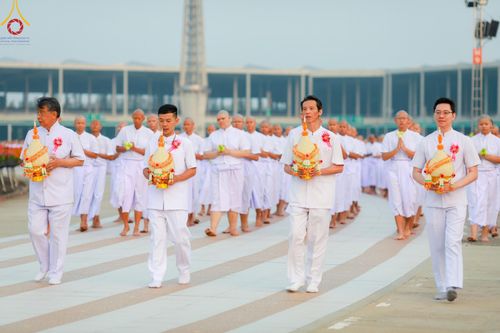 ภาพ No.133713:พิธีเวียนประทักษิณและพิธีวันทาเจดีย์ โครงการบรรพชาสามเณร ฟื้นฟูพระพุทธศาสนาทั่วไทย ณ วัดพระธรรมกาย วันเสาร์ที่ 6 เมษายน พ.ศ. 2567