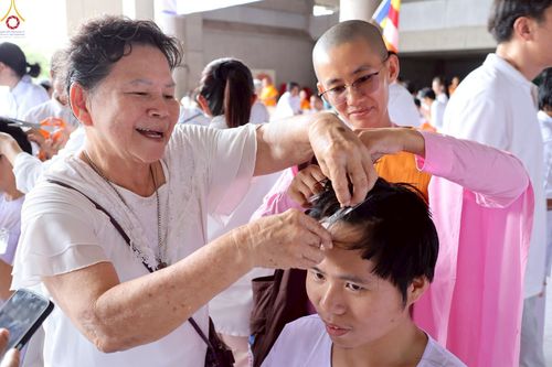 ภาพ No.230773:วันที่ 28 มิถุนายน พ.ศ. 2568 พิธีตัดปอยผมและปลงผม โครงการบวชพระนานาชาติ AEC & WAB รุ่นที่ 9 ณ วิหารคด 2 วัดพระธรรมกาย