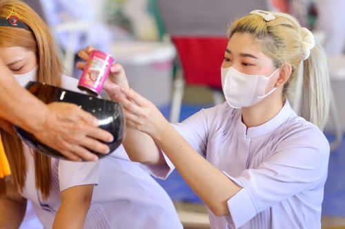 ภาพ No.80821:พิธีตักบาตร , พิธีบูชาข้าวพระในวันอาทิตย์ต้นเดือน วันที่ 7 พฤษภาคม พ.ศ. 2566 ณ วัดพระธรรมกาย