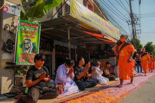 ภาพ No.107856:พิธีต้อนรับพระธรรมยาตรา ในโครงการธรรมยาตรากตัญญูบูชา มหาปูชนียาจารย์ พระมงคลเทพมุนี(สด จนฺทสโร) พระผู้ปราบมาร อนุสรณ์สถาน 7 แห่ง ปีที่ 12 วันที่ 7 มกราคม พ.ศ. 2567 ณ อนุสรณ์สถานคลองบางนางแท่น  อ.สามพราน จ.นครปฐม