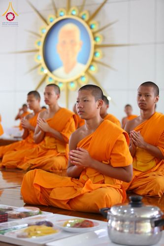 ภาพ No.210609:วันเสาร์ที่ 8 มีนาคม พ.ศ. 2568 พิธีสวดพระพุทธมนต์ และถวายภัตตาหารเมนูสวรรค์แด่พระภิกษุ สามเณร ณ หอฉันคุณยายอาจารย์ฯ วัดพระธรรมกาย