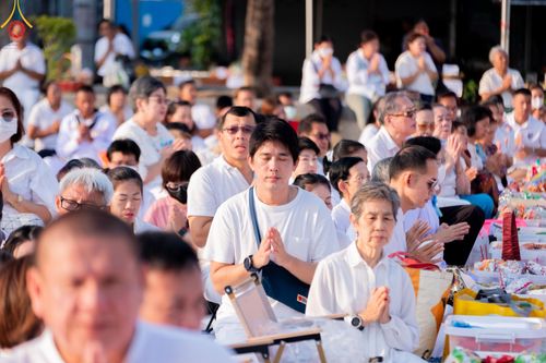 ภาพ No.58113:พิธีตักบาตรพระภิกษุและสามเณร 180 รูป ณ ลานองค์พระสมุทรเจดีย์ จ.สมุทรปราการ วันเสาร์ที่ 27 เมษายน พ.ศ. 2567